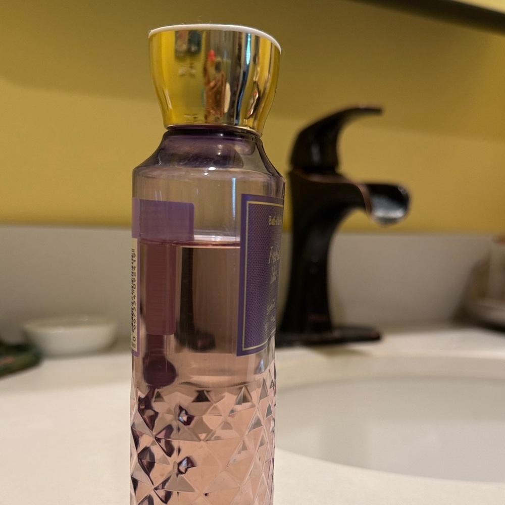 Bath & Body Works Fresh Cut Lilacs Shower Gel — Purple & Gold, Floral Spring - Picture 3 of 4